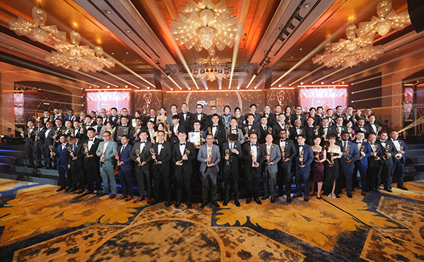 日聯科技海外子公司馬來西亞Ray Tech登榜 SME100「高速成長企業獎」日聯科技海外全資子公司馬來西亞Ray Tech (Malaysia) Sdn Bhd入選2025年度馬來西亞SME100 Award,Fast Moving Companies「高速成長企業獎」榜單 。 這一榮譽標志著公司的創新能力與綜合實力已經在東南亞企業界獲得權威認可。 *SME100 Awards是東南亞地區權威的企業成長風向標，由馬來西亞財政部引薦，聯合國家公信局等權威機構創辦，以嚴苛的量化與質化評估體系，綜合審視企業的成長績效、創新能力、治理水平及社會貢獻。  【活動現場】 （領獎圖片） Ray Tech董事兼營運經理 Alan Boon 領獎 這一獎項不僅是Ray Tech高速成長與行業競爭力的彰顯，更是業界對日聯出海東南亞發展成果的肯定。  打造馬來西亞高端智造檢測標桿 Ray Tech (Malaysia) Sdn Bhd是日聯科技在海外打造的第一個綜合型基地，集研發、生產與技術服務于一體，構建了全方位、一站式的技術支持體系，為東南亞制造業提供專業、系統的本土化智能檢測解決方案。